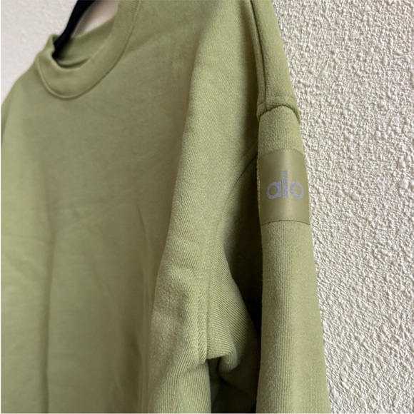 Alo Yoga Crewneck Green Sweatshirt Size XXS Fits like XS or Small - Picture 2 of 3